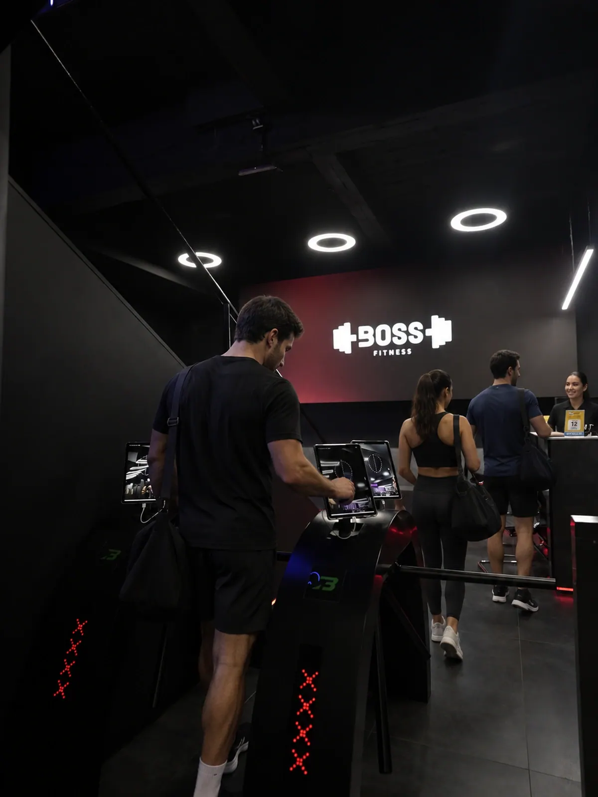 Socios entrando a Boss Fitness por los torniquetes de Merced